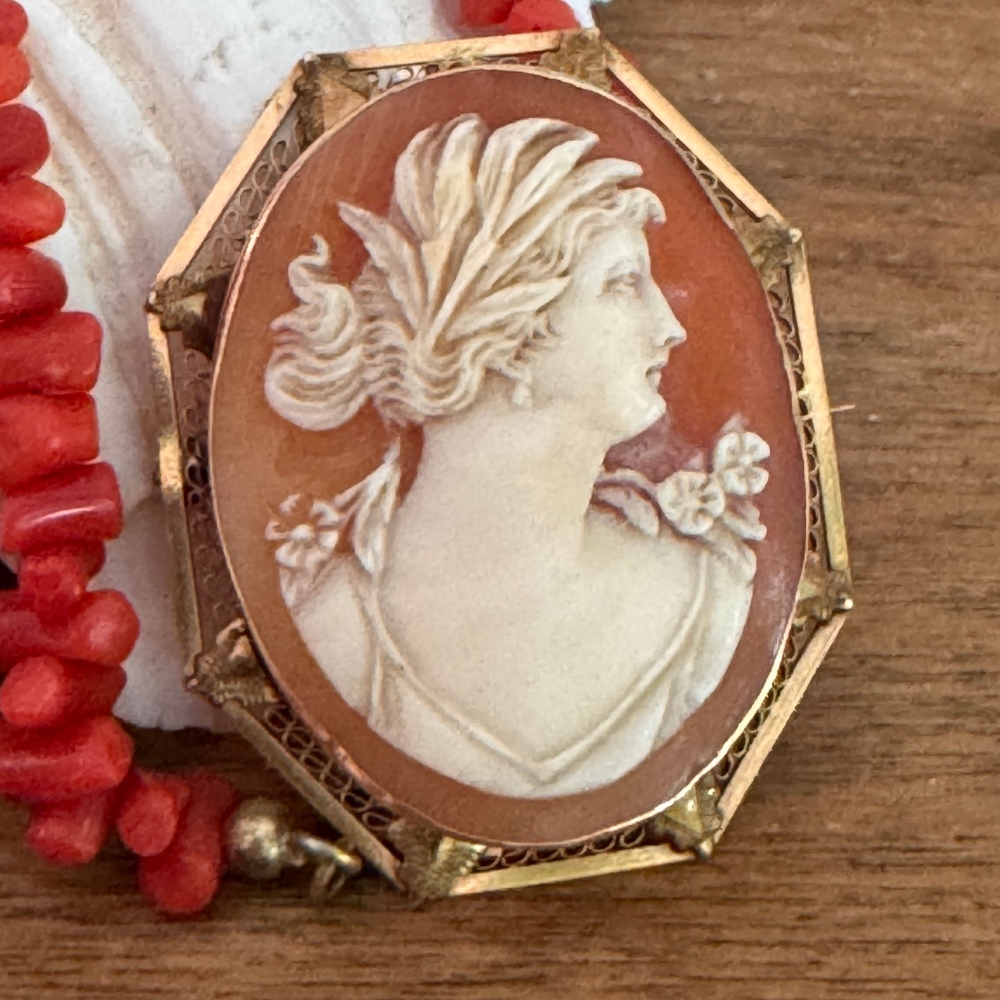 Victorian 14K Gold Carved Cameo Brooch Pendant