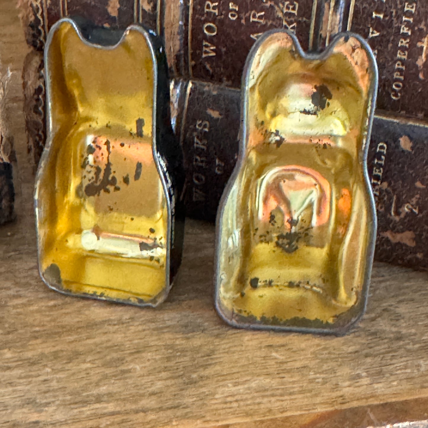 Hunky Dory Miniature English Cat Tin Dana Kubrick