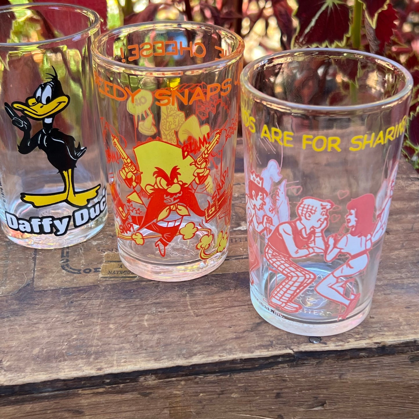 6 Vintage Archie, Looney Tunes Daffy Duck & Yosemite Sam Beverage Glasses