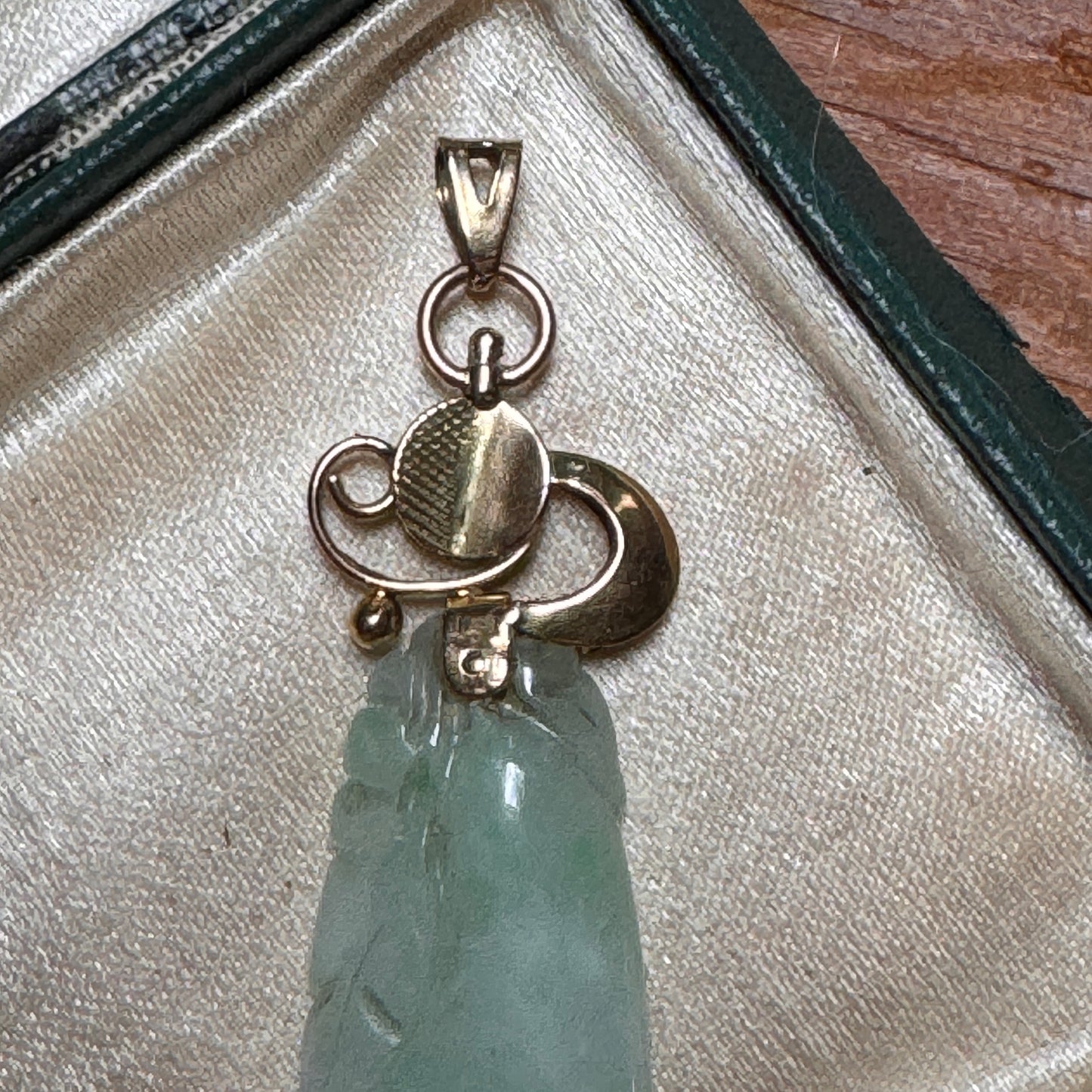 Vintage 14K Yellow Gold Carved Jade Pendant