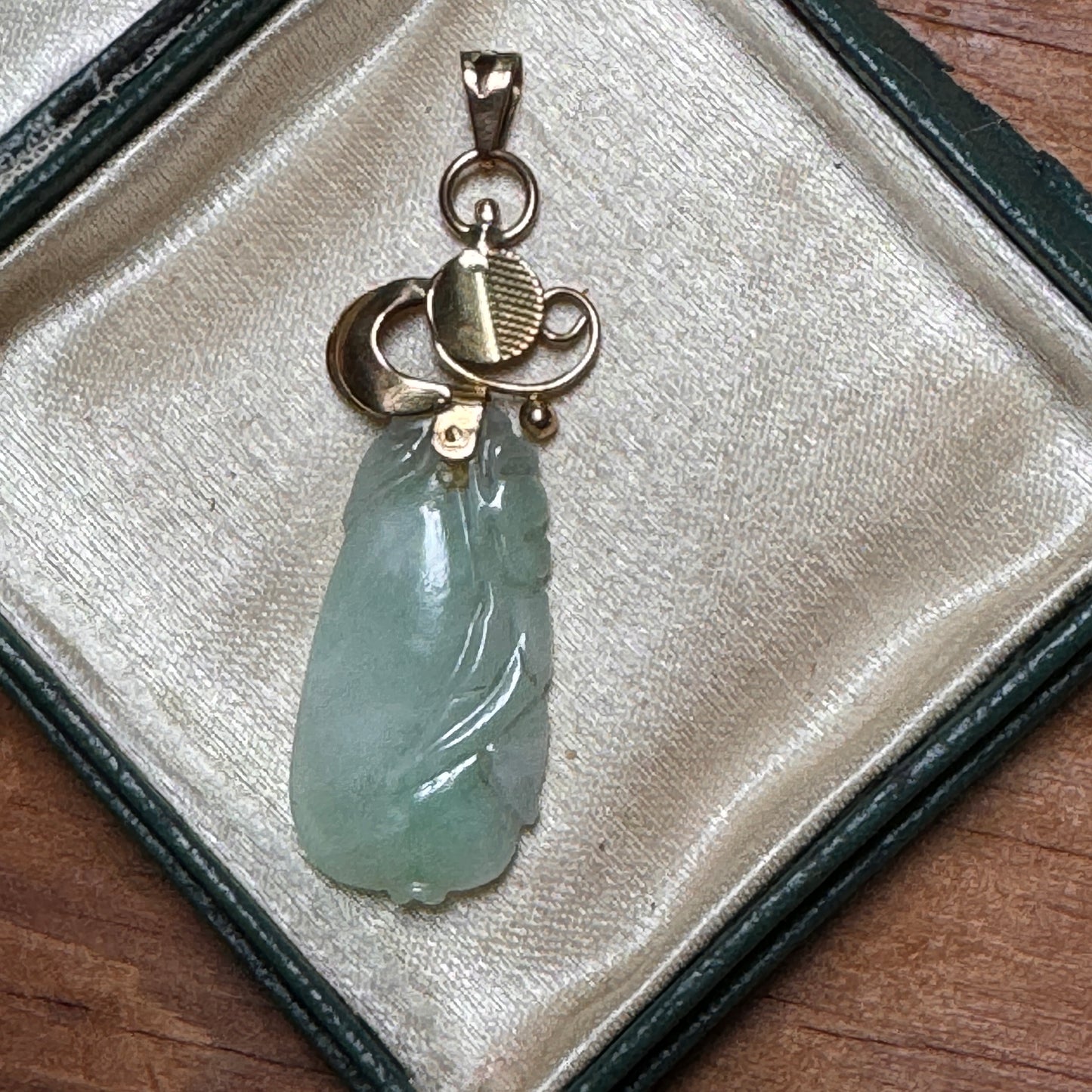 Vintage 14K Yellow Gold Carved Jade Pendant