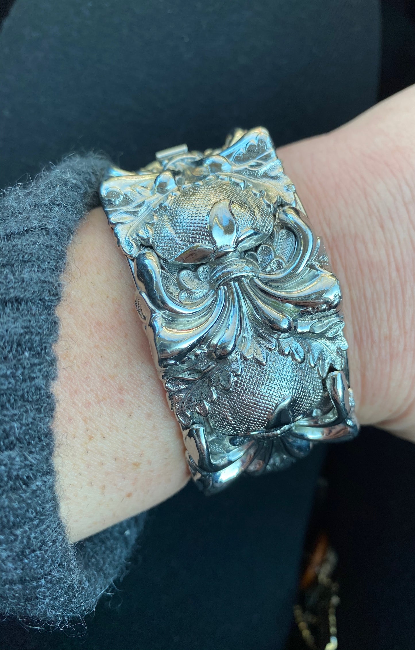Vintage Unsigned WHITING & DAVIS Floral Scroll Bangle Bracelet