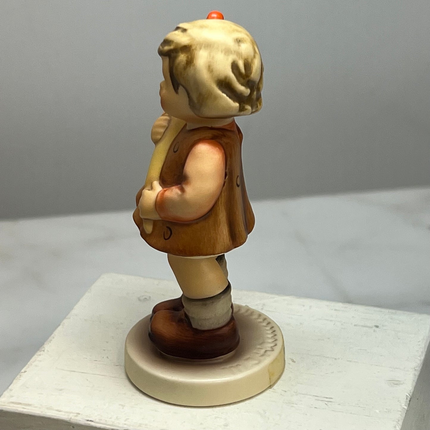 1993 Hummel "A Sweet Offering" HUM 549 M. I. Hummel Club Figurine