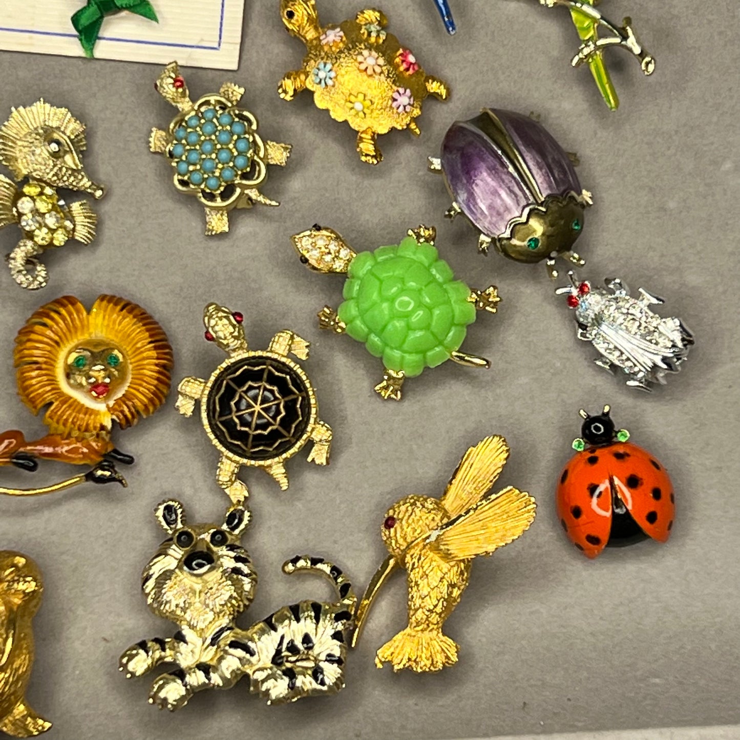 21 Piece Collection of Vintage Animal & Bird Figural Pins