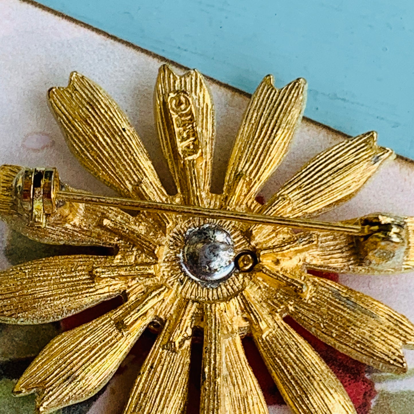 Vintage Signed Art Enameled Daisy Pin
