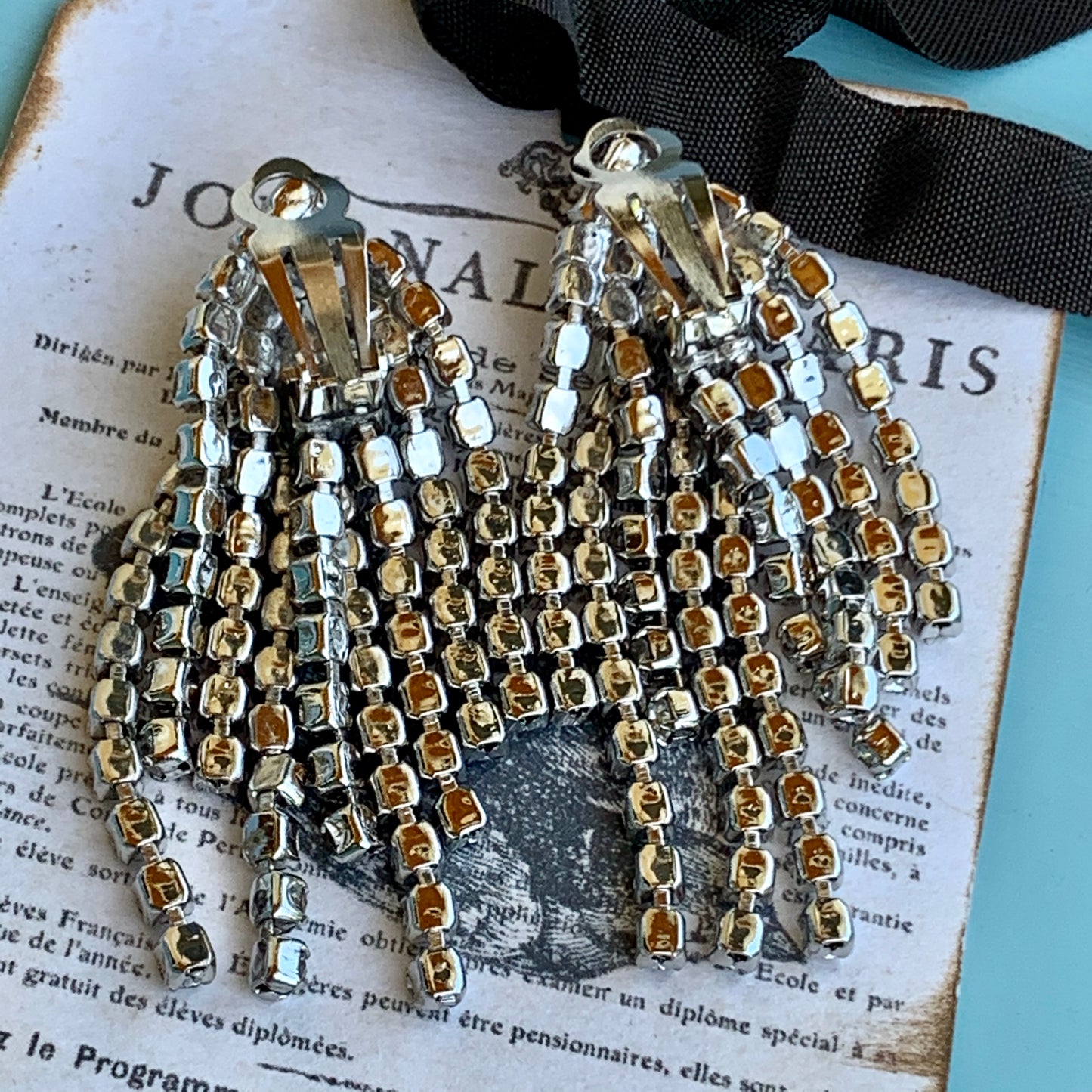 Vintage Eye Catching Rhinestone Dangling Earrings