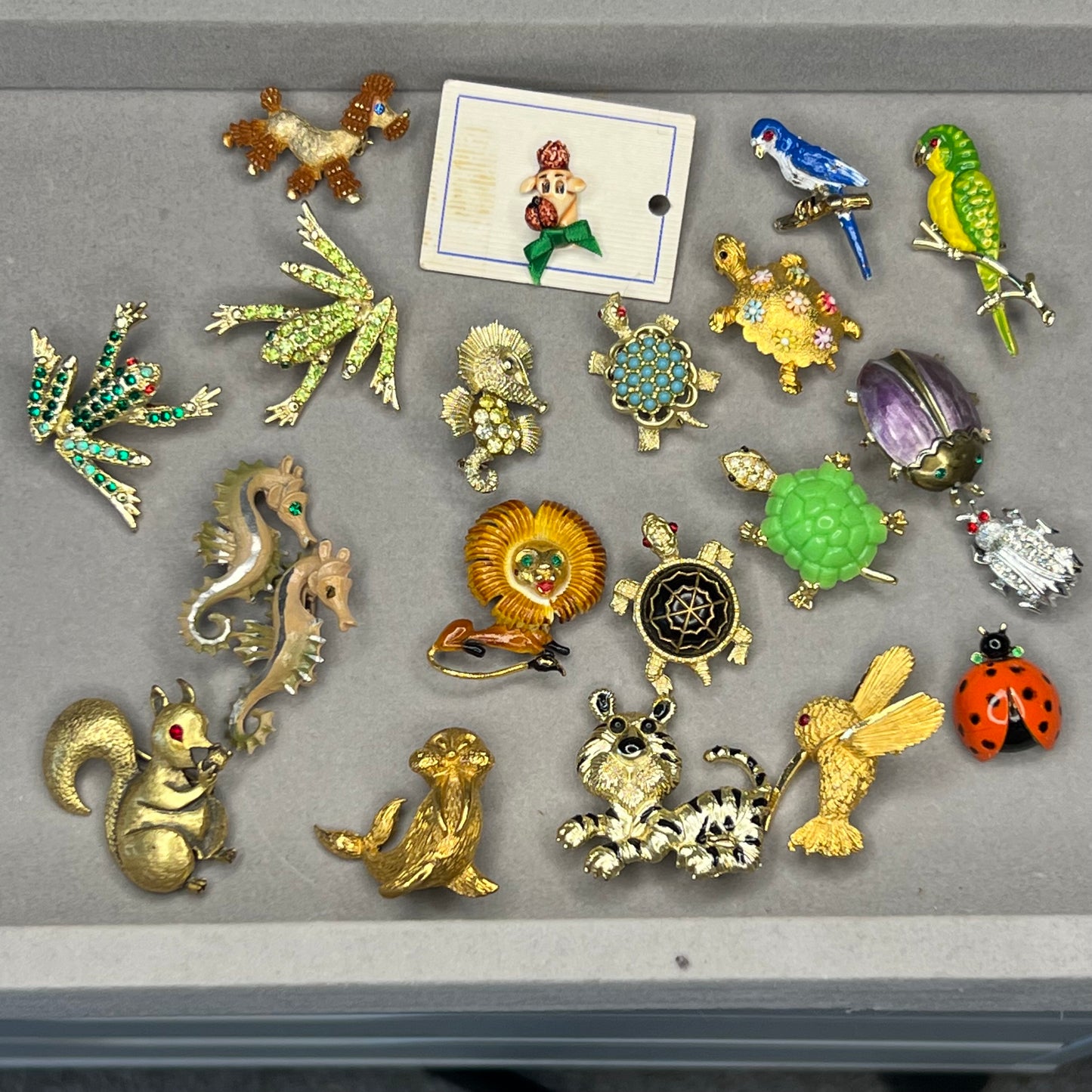 21 Piece Collection of Vintage Animal & Bird Figural Pins