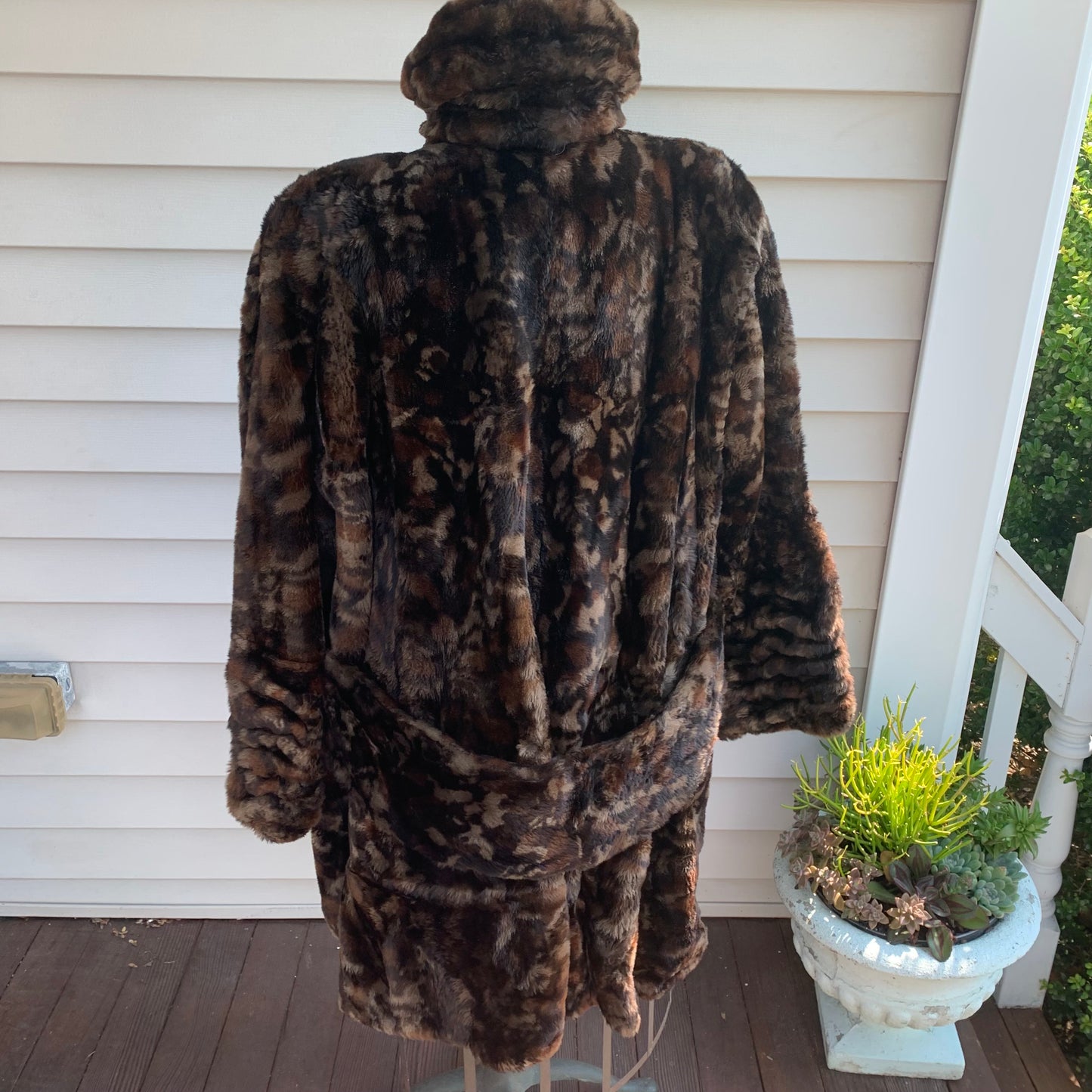 Back view with fur belt.