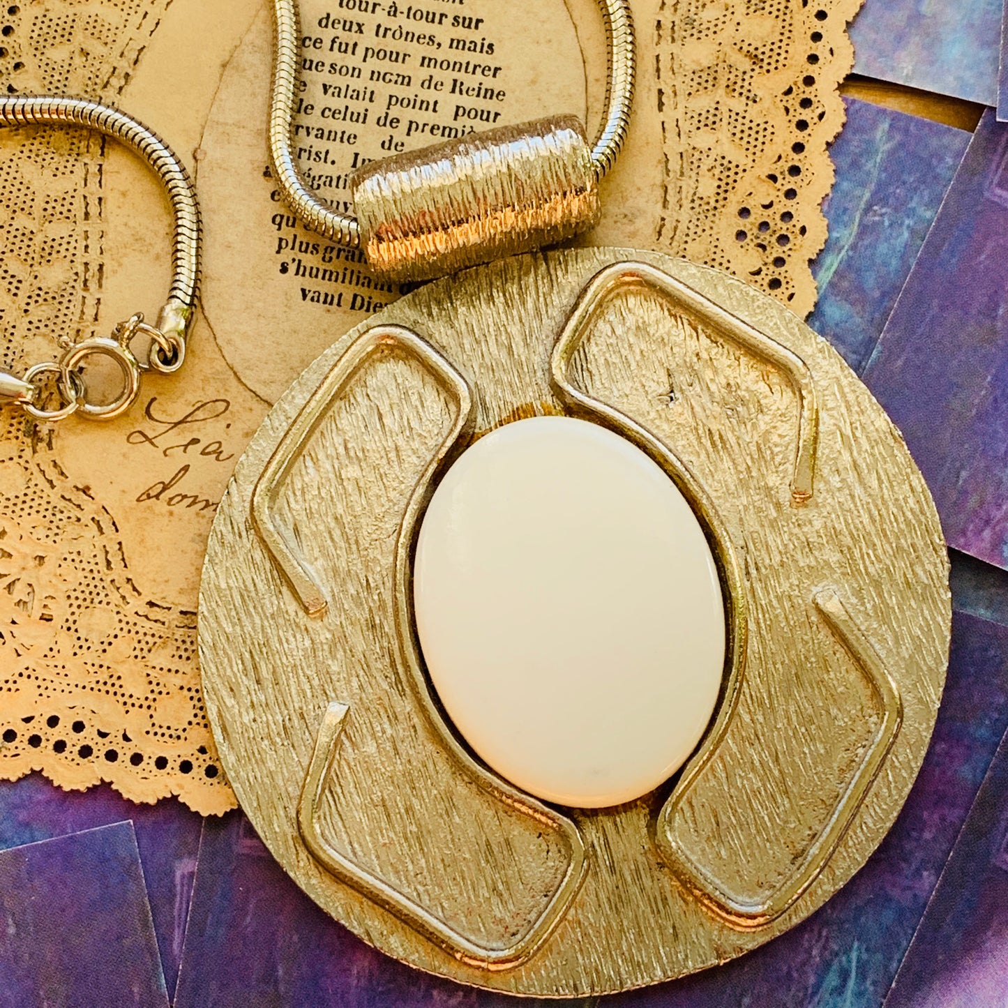 Vintage Modernist Oval Pendant Necklace - Lady Slippers