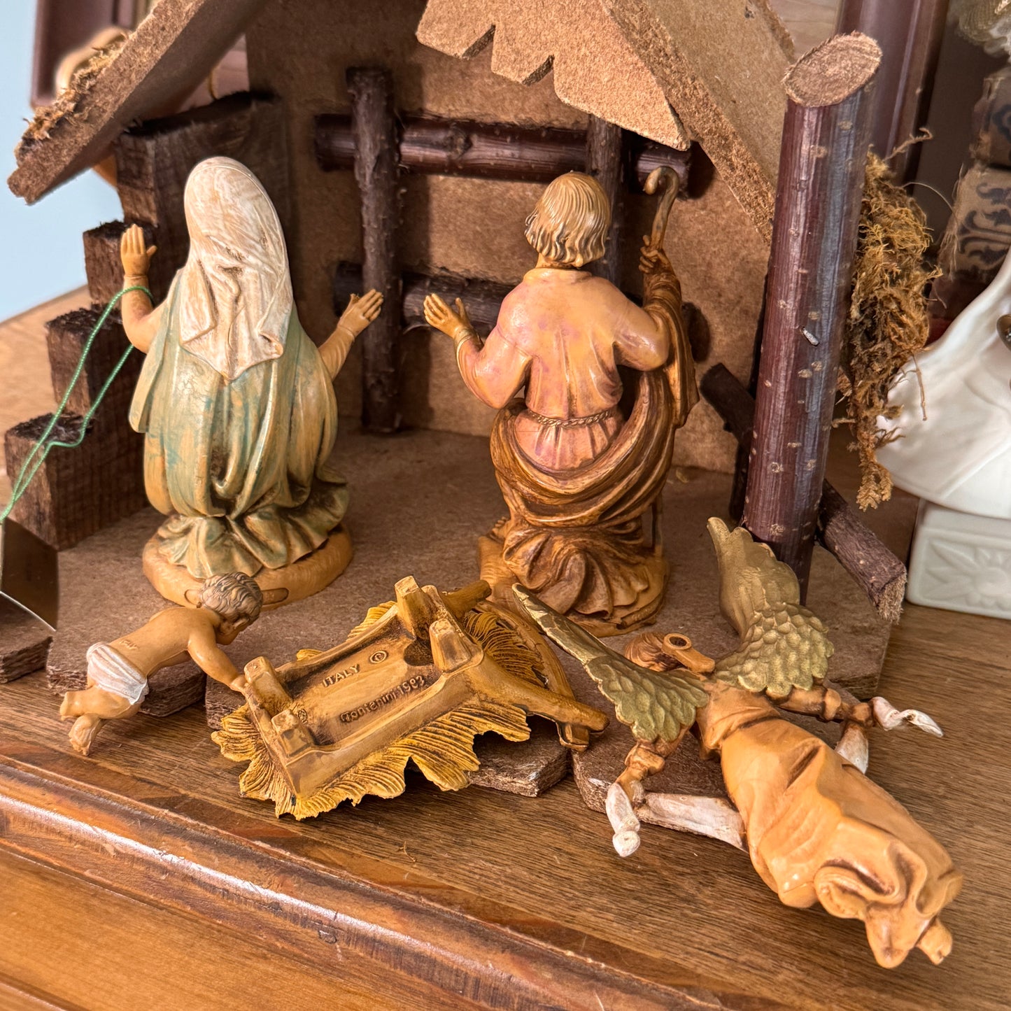 Vintage Italian Fontanini Creche Set Stable, Baby Jesus, Mary, Joseph, Angel