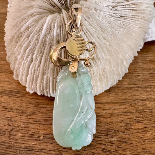 Vintage 14K Yellow Gold Carved Jade Pendant