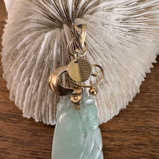 Vintage 14K Yellow Gold Carved Jade Pendant