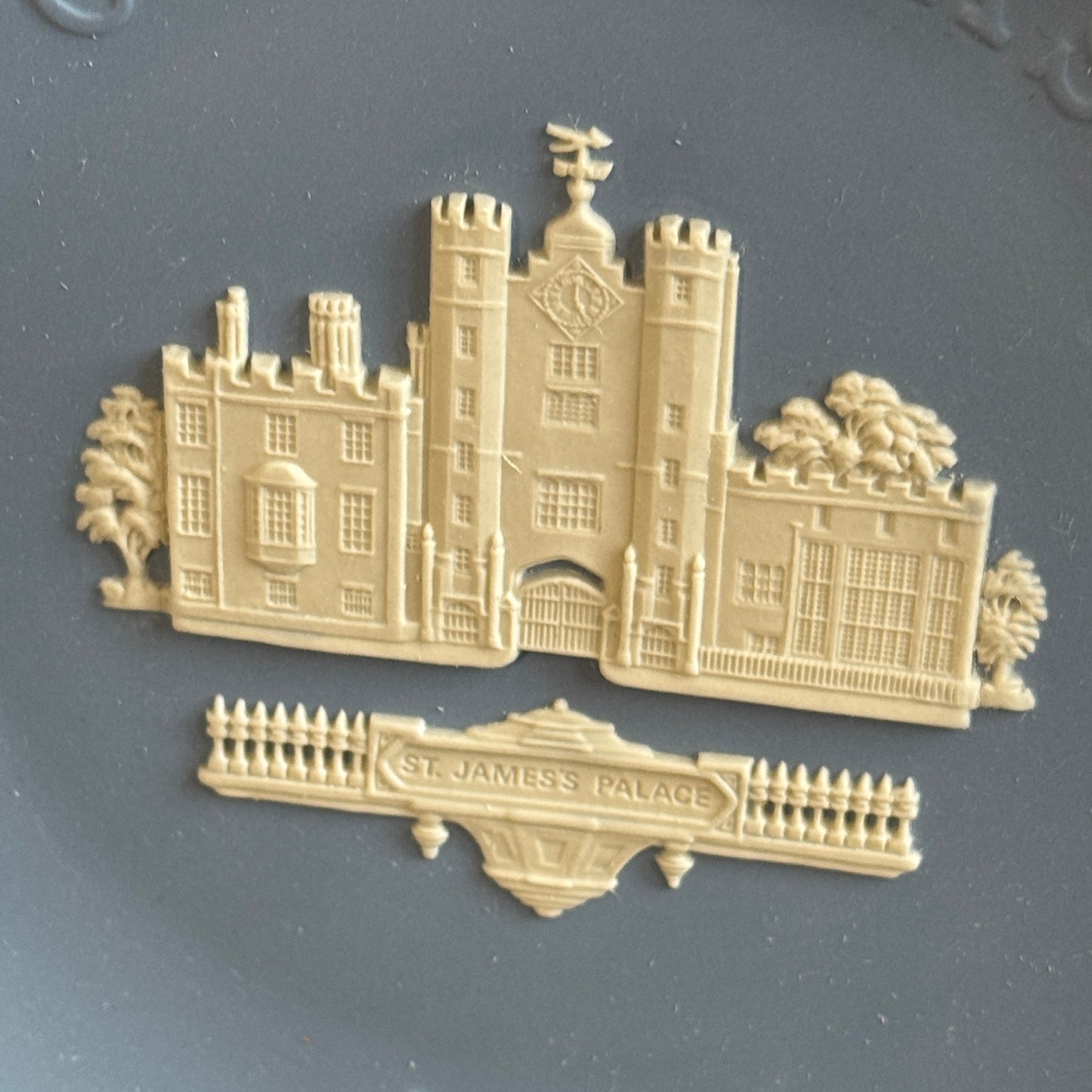 Wedgwood Jasperware Vintage 1977-1980 Christmas Plates Buckingham Palace Westminster Abbey