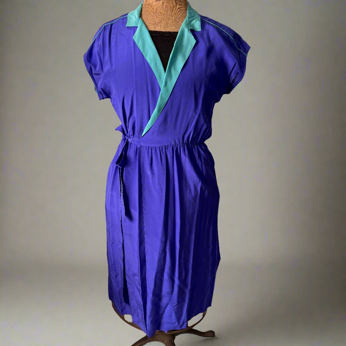 Diane Von Furstenberg Silk Size 8 Wrap Dress