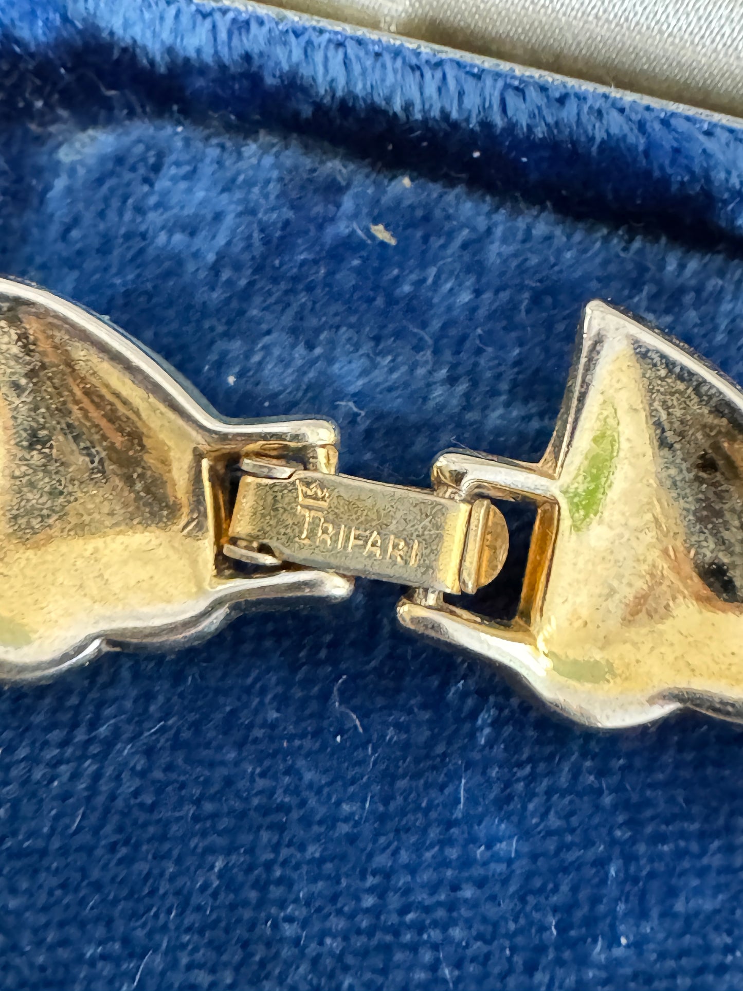 Vintage Trifari Gold Tone Metal Heart Shaped Bracelet