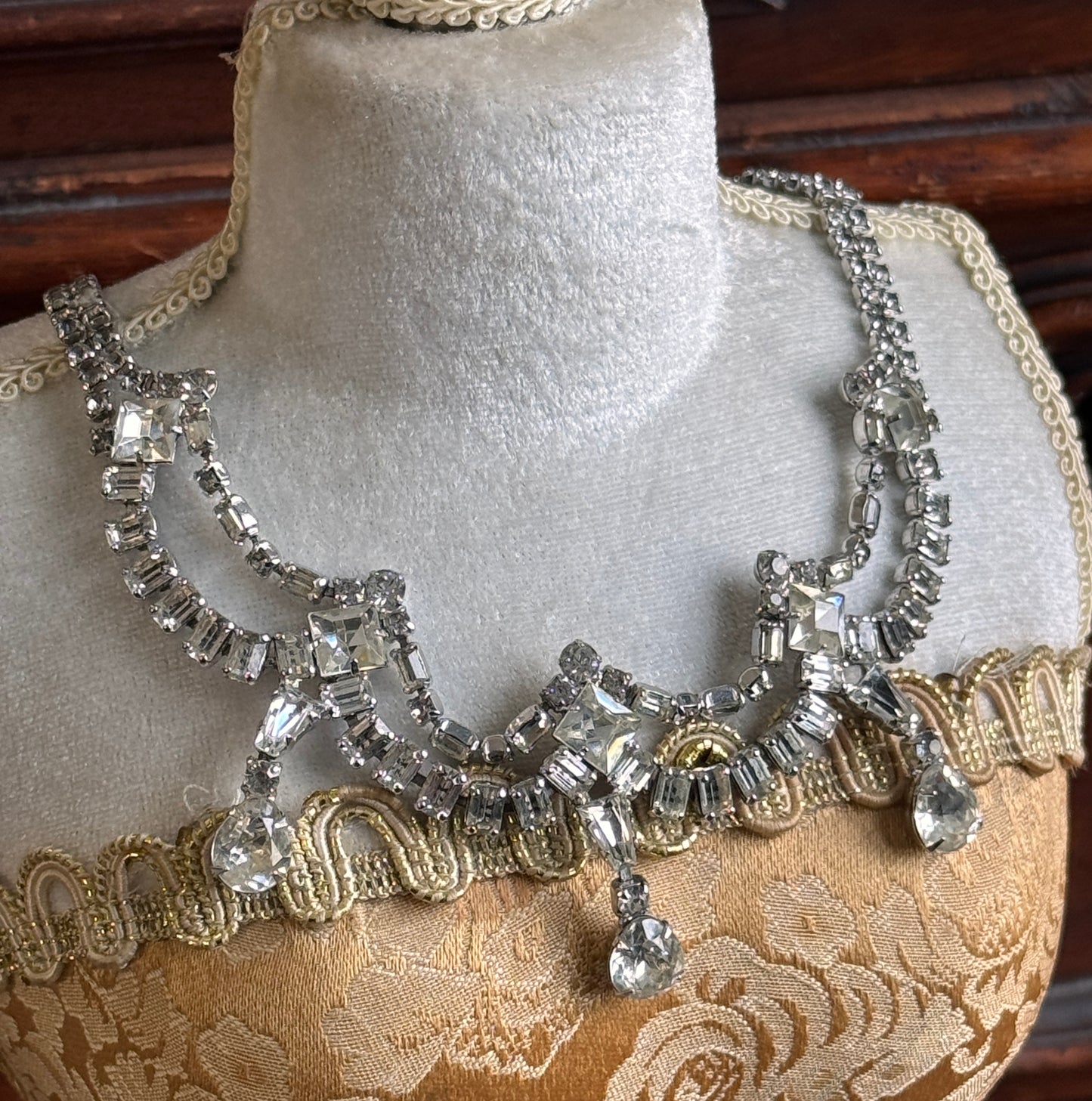 Vintage Weiss Clear Multi Faceted Rhinestone Festoon Necklace