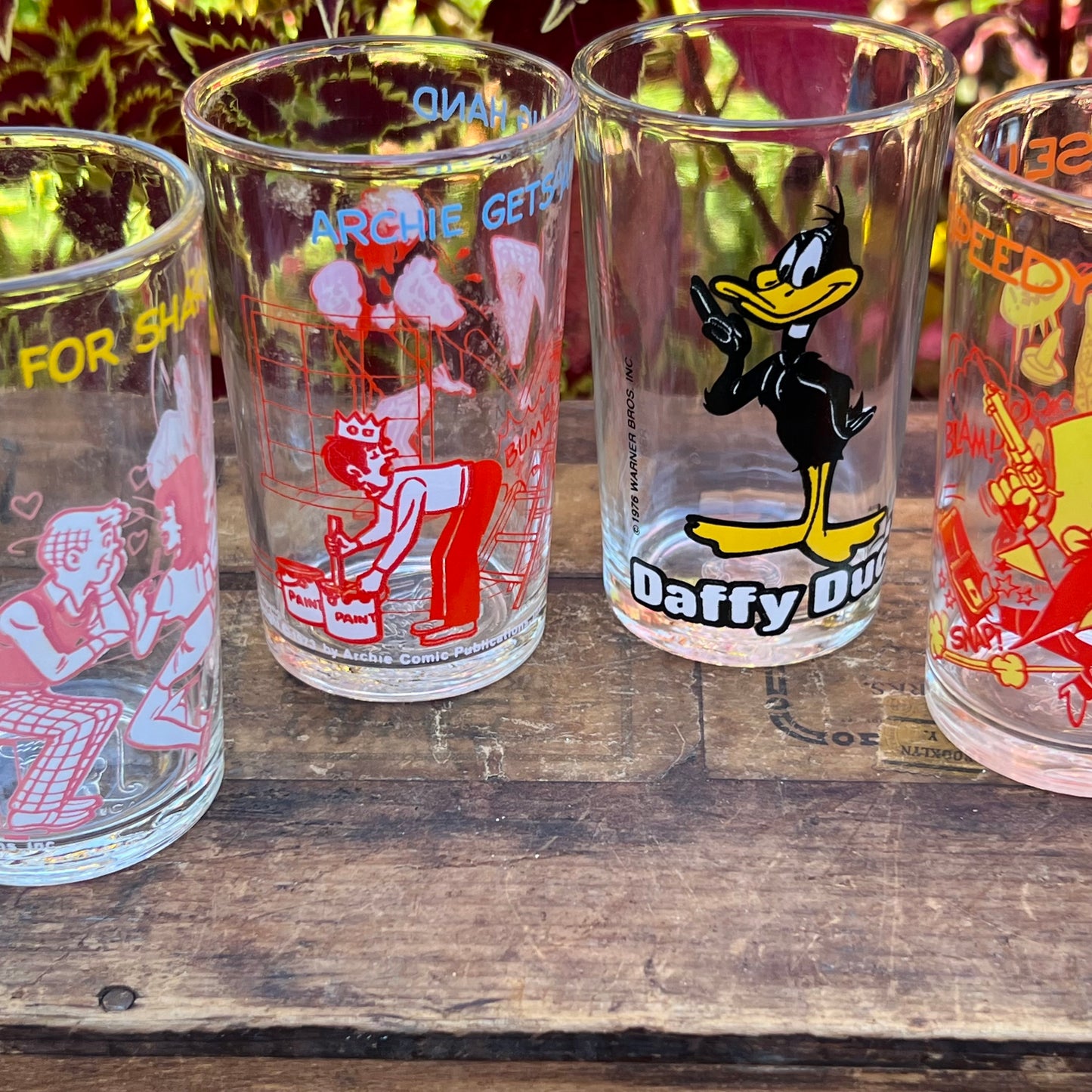 6 Vintage Archie, Looney Tunes Daffy Duck & Yosemite Sam Beverage Glasses