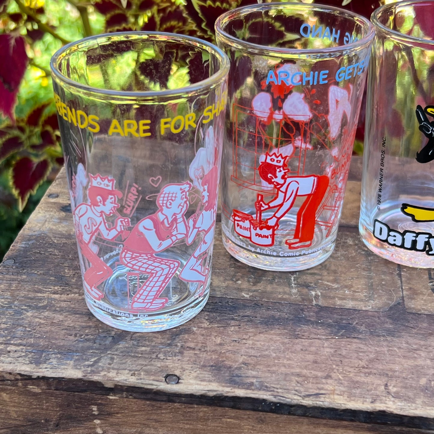 6 Vintage Archie, Looney Tunes Daffy Duck & Yosemite Sam Beverage Glasses