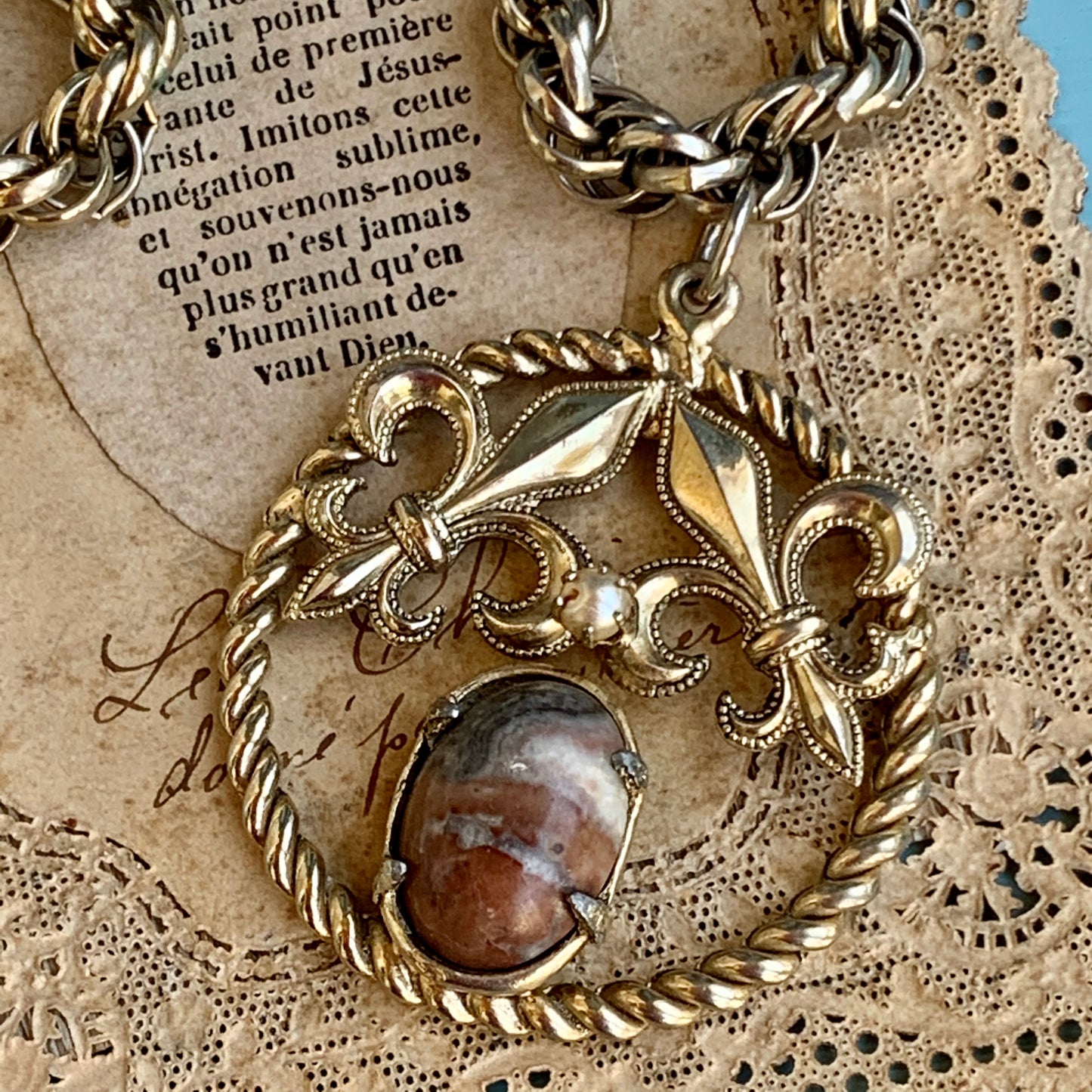 Vintage Heraldic Fleur de Lis Banded Agate Semi Precious Gemstone Necklace