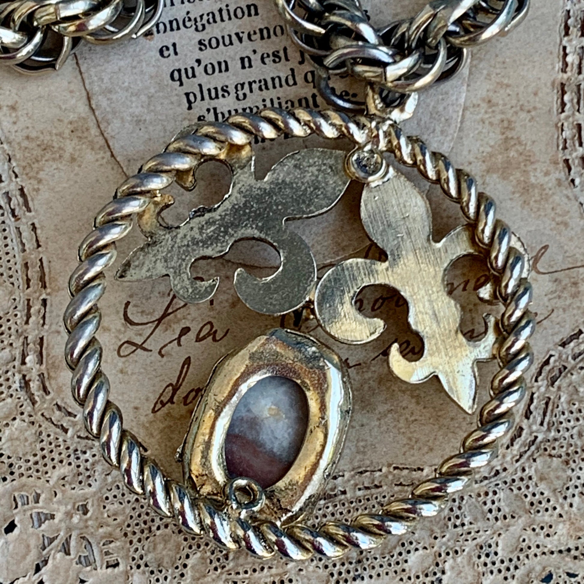 Vintage Heraldic Fleur de Lis Banded Agate Semi Precious Gemstone Necklace