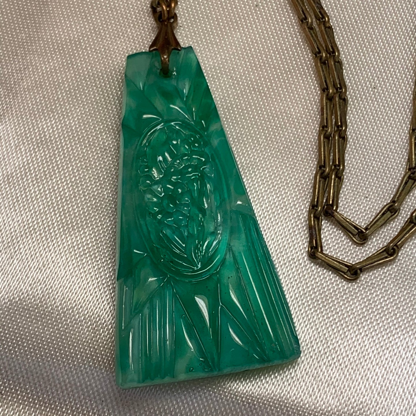 Art Deco Carved Peking Glass Necklace