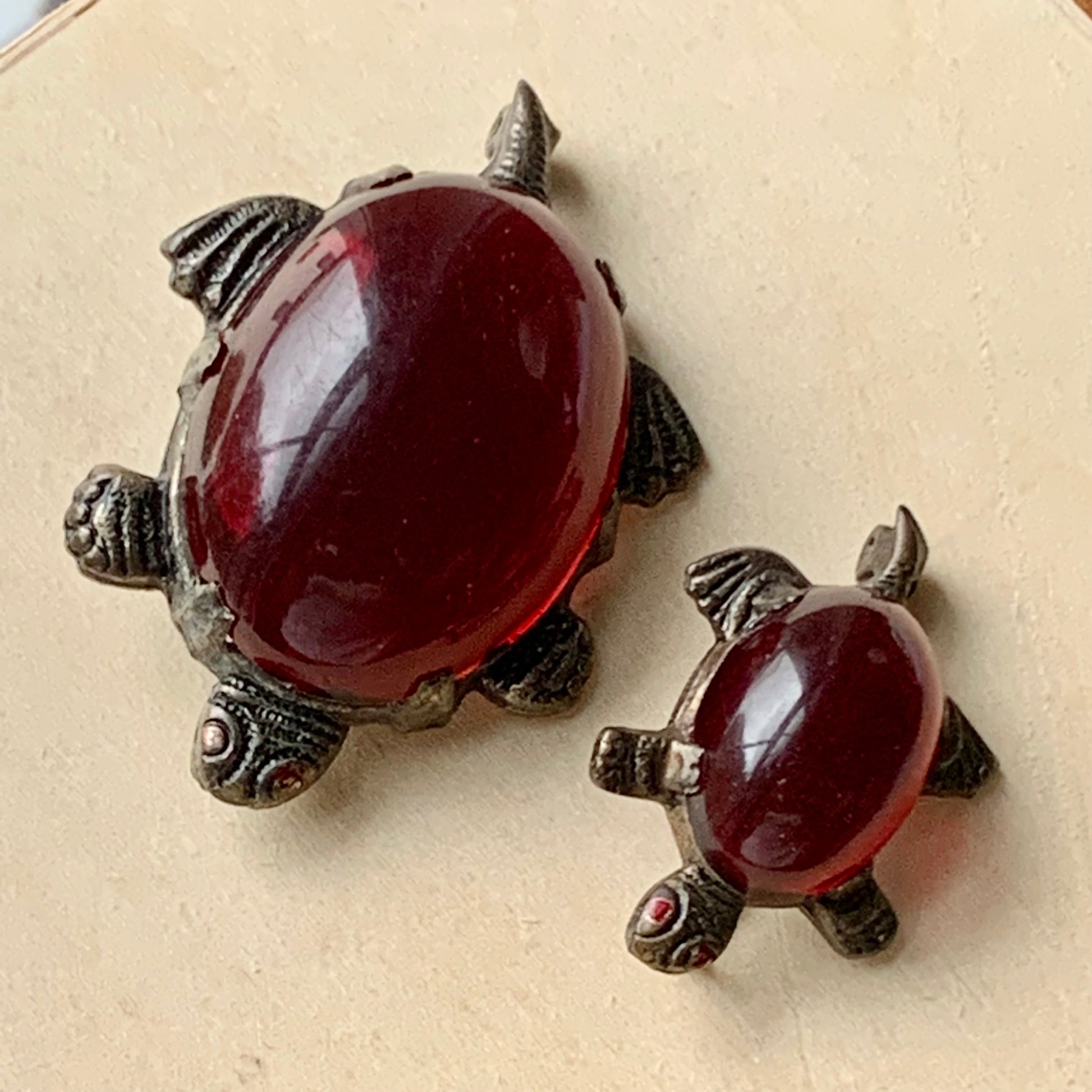 Turtle & baby turtle pin