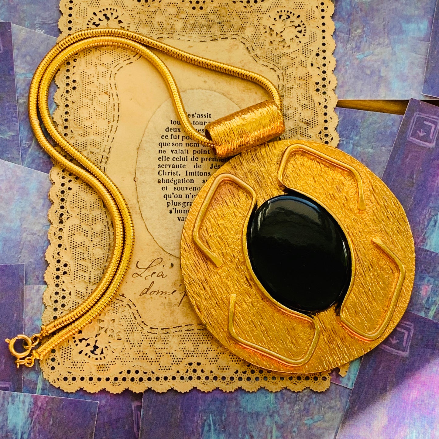Vintage Modernist Oval Pendant Necklace - Lady Slippers
