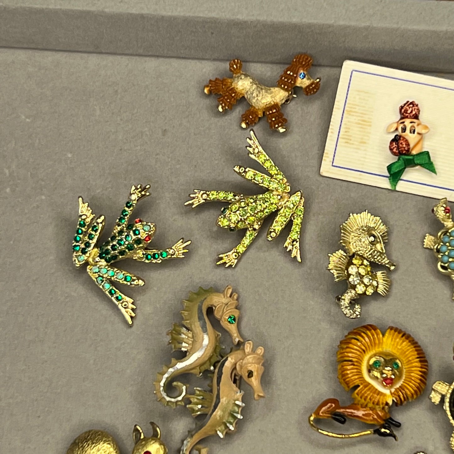 21 Piece Collection of Vintage Animal & Bird Figural Pins